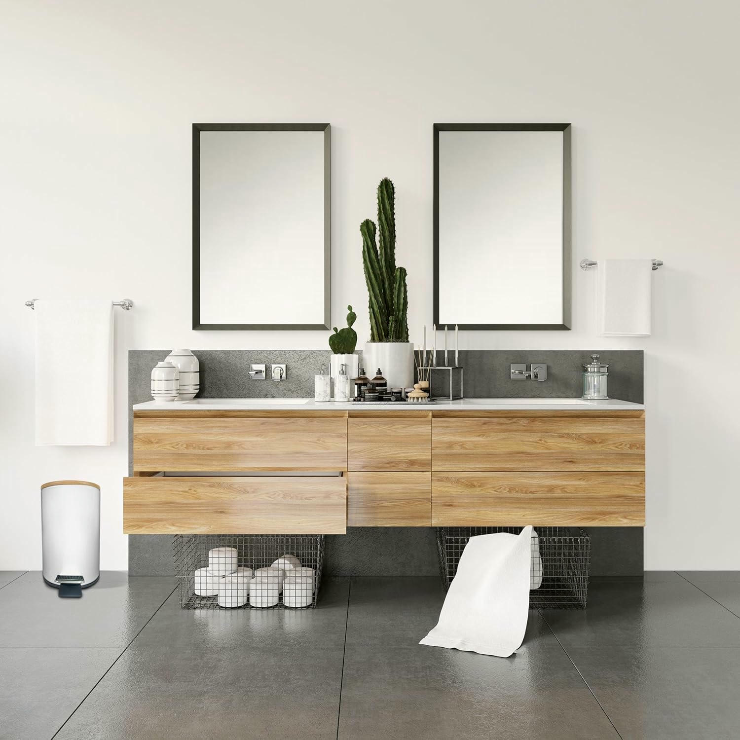 TIENDA EURASIA - Papelera de Metal con Tapa de Bambu, 3L, 17x22,5x23,5 cm, Cubo de Basura Pequeño con Pedal, Asa para Transportar, Metal y Bambu, para Baño, Cocina o Escritorio (Papelera Blanco)