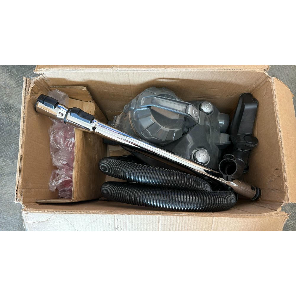 Amazon Basics Potente aspirador de cilindro sin bolsa, para suelos duros y alfombras, filtro HEPA, compacto y ligero, 700 W, 1,5 l (UE), Negro