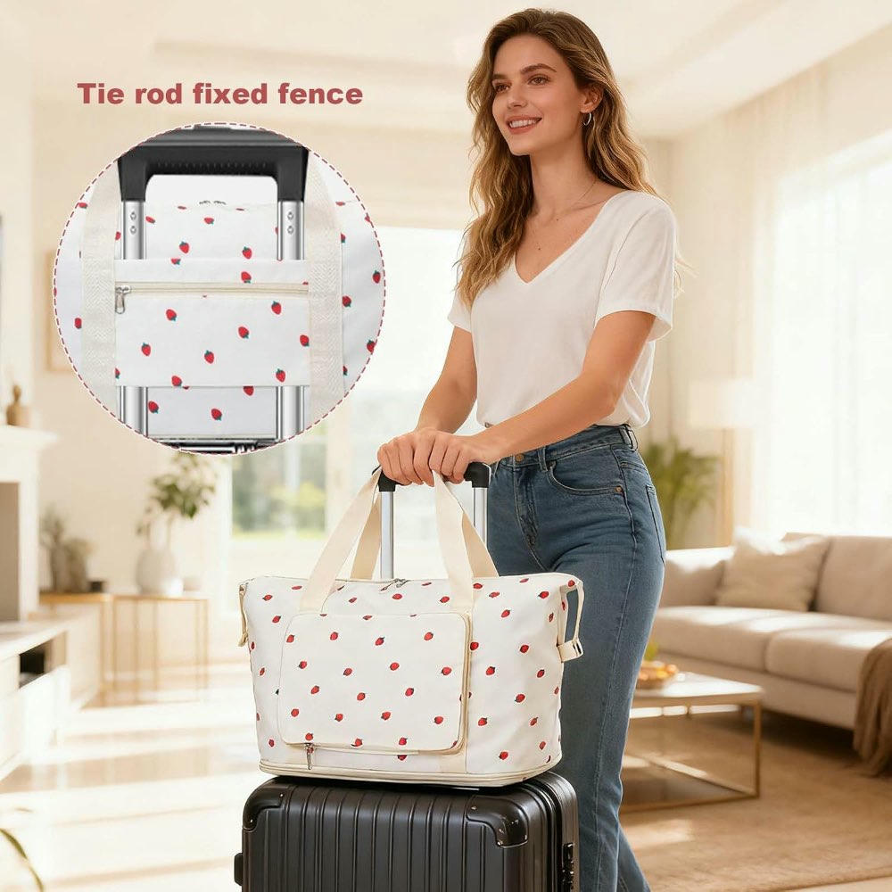 Bolsa de viaje, camping, gimnasio, para mujer con bolsillo impermeable, ideal para gimnasio y fin de semana, capacidad 20-35 L (Beige con diseño de fresas)
