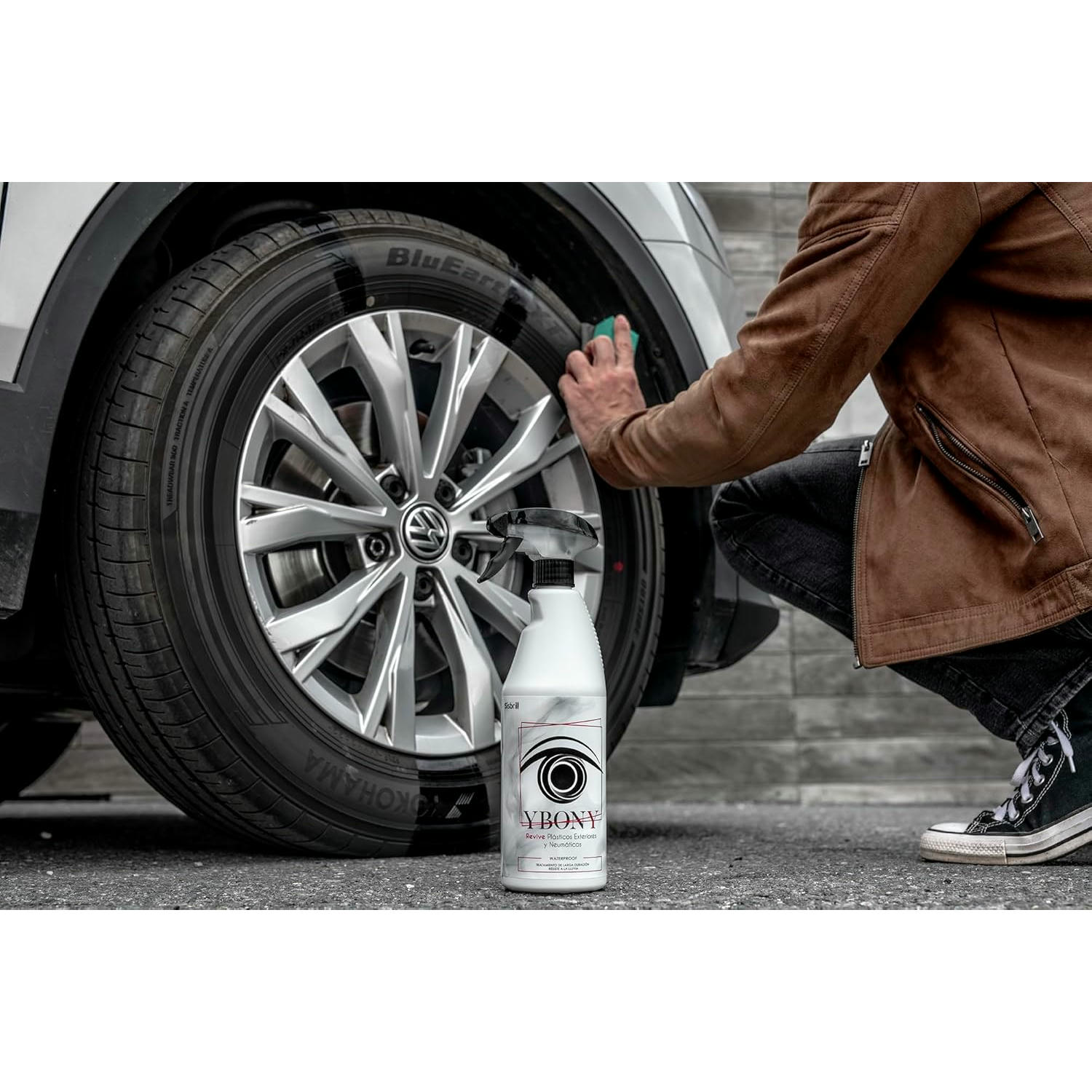 Sisbrill Ybony, Renueva, repara y restaura plásticos deteriorados o blanquecinos - Revive Neumáticos - Proporciona Ultra-Brillo - Resiste la Lluvia - 750 ml + 1 aplicador (Pack 1)