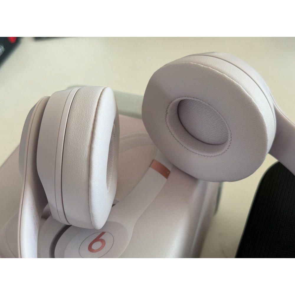 Beats Solo 4 - Auriculares Wireless Bluetooth on-Ear, compatibles con Apple y Android, con hasta 50 Horas de batería - Rosa algodón