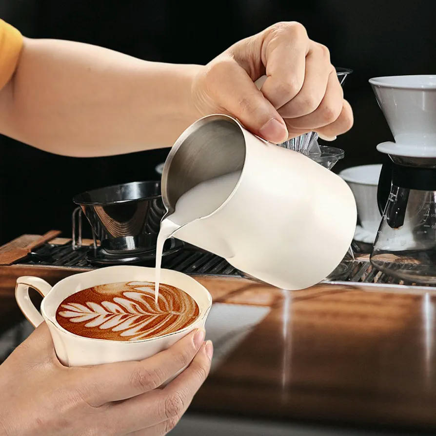 Jarra de Leche Barista 350 ml, Jarra Espumador de Leche de Acero Inoxidable, Ideal para Latte Art (Blanco)